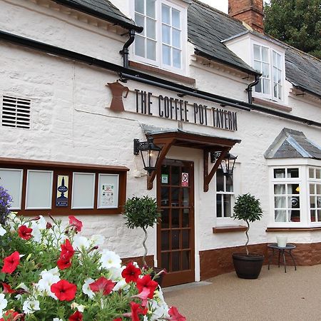 The Coffee Pot Tavern Panzió Potterspury Kültér fotó